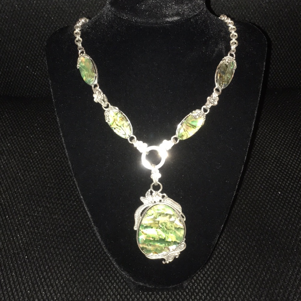 Women’s Costume Jewelry Necklace/Earring Set NWT